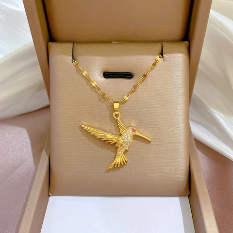 Collier Pendentif Colibri Volant pour Femmes Plein Strass Chaîne en Cuivre et Acier Titane Bijoux Oiseau Doré Clavicule