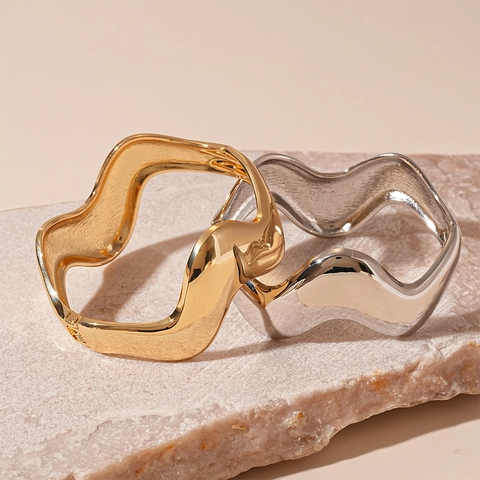 Brazalete De Ola Minimalista Aleación Irregular Geométrico Pulido Brillante Bisagra Puño Pulsera Para Mujeres Estilo Moderno