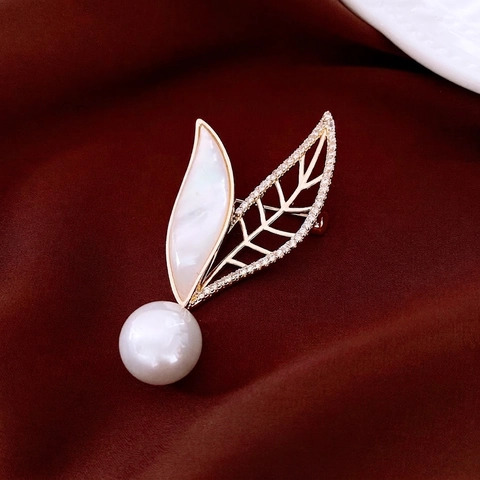 Elegante Broche De Aleación Bañada En Oro De 14K Con Perla Artificial De Imitación Circonita Concha Floral Hoja Joyería Para Mujeres