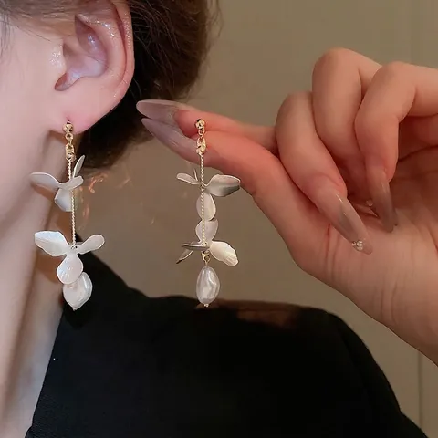 Blumenblatt Quasten Hängeohrringe Mit Weißer Matte Legierung Barock Imitation Künstliche Perle Und 925 Sterling Silber Ohrstecker