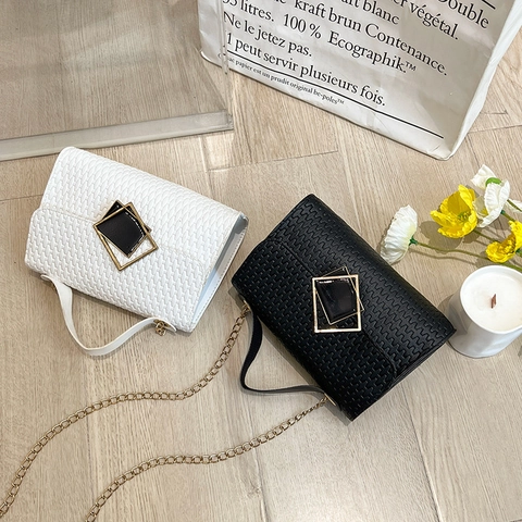 Damen Umhängetasche Gewebtes PU Leder Kleine Quadratische Handtasche Mit Goldener Kette Und Geometrischer Metallschnalle