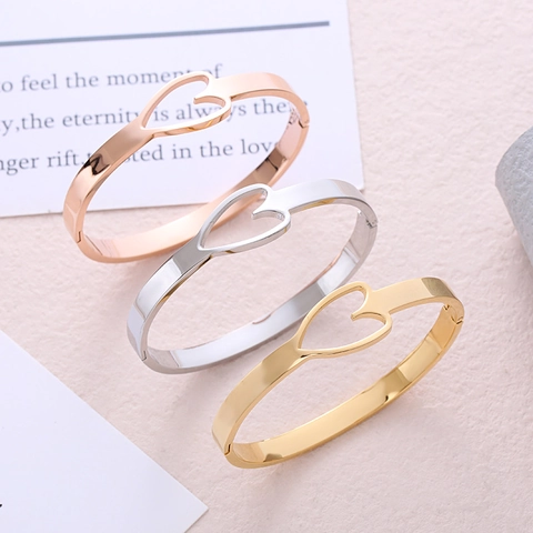 Brazalete Corazón Hueco Acero Inoxidable Chapado En Oro Puño Abierto Pulsera Brillante Para Mujeres Joyería Moda