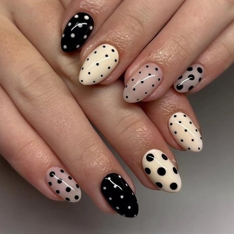 Unghie Press On Mandorla Lucide Motivo A Pois Plastica ABS Elegante Stile Europeo Manicure Finta Rimovibile
