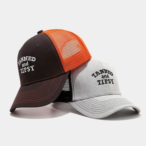 Trucker Hat Baumwolle Mesh Atmungsaktiv Baseball Cap TANNED and TIPSY Stickerei Outdoor Sommer Lässig Verstellbar