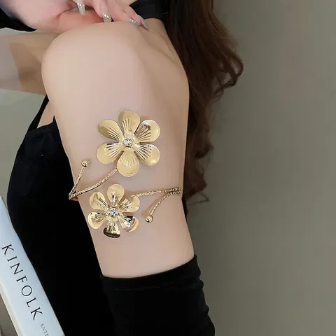 Legering Bloem Blad Arm Manchet Armband Voor Dames Verstelbaar Open Spiraal Bangle Met Strass Verguld Verzilverd Elegant