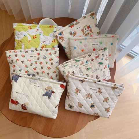 Gesteppte Baumwolle Kosmetiktasche Gepolsterte Make-Up-Organizer Clutch Tragbare Bedruckte Süße Bär Blumen Für Damen Reisen