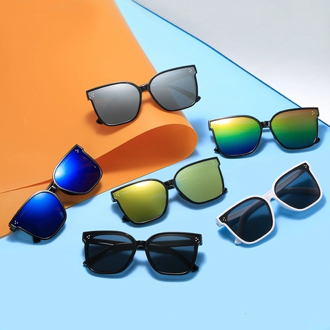 Kids Sunglasses Fashion Square Frame UV Protection Plastic Resin Lenses Stylish Three-Dot Rivets For Boys Girls