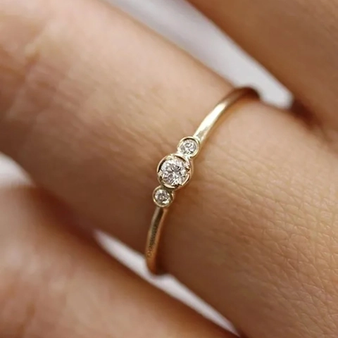 Bague En Cuivre Minimaliste À Triple Pierre Zircone Cubique Ronde Plaqué Or Sertissage Clos Alliance Pour Femmes Bijoux
