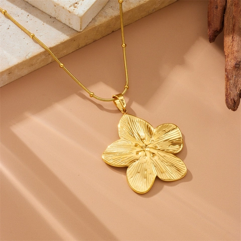 Collier Pendentif Fleur En Acier Inoxydable Plaqué Or Pour Femmes Design De Niche Vintage Chaîne Serpent Avec Perles Élégant