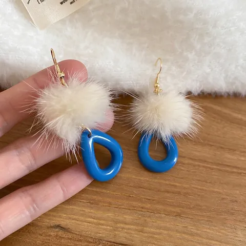 Orecchini Pendenti A Goccia In Resina Blu Con Pompon In Pelliccia Sintetica Bianca E Perno In Acciaio Per Donna