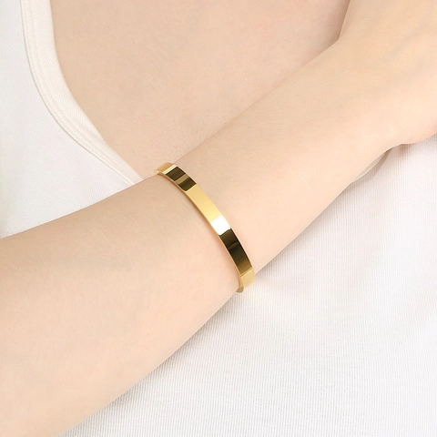 Bracciale Rigido Minimalista In Acciaio Inossidabile Lucido Placcato Oro 18K Piatto Ovale Con Chiusura Gioielli Di Moda Donna