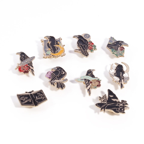 Broche en Émail Corbeau Gothique Vintage Chapeau de Sorcier Crâne Rose Corbeau Lune Badges de Revers pour Bijoux Unisexes Halloween