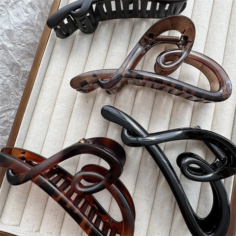 Heart Shaped Hair Claw Clips Twisted Design Matte Glossy Plastic Leopard Print Shark Clip Headwear For Women Elegant
