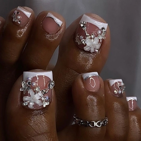 Französische Press On Zehennägel Mit 3D Blumen Künstliche Perlen Strass Nude Rosa Weiße Spitzen Kurz Quadratisch Künstliche Zehennägel