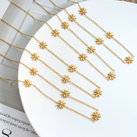 Daisy Flower Pendant Necklace Titanium Steel Gold Plated Chic Floral Jewelry For Women Minimalist Style Elegant