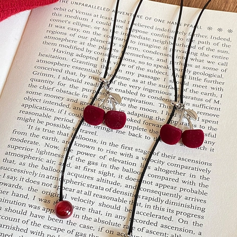 Collar Con Colgante De Cereza Con Fruta De Terciopelo Flocado Rojo E Imitación De Perla Artificial Blanca Cadena Larga Para Mujeres