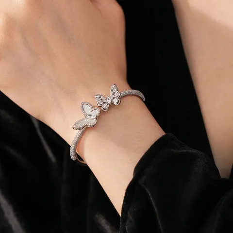 Elegante Vlinder Open Bangle Koperen Armband Ingelegd Met Zirkoon En Kunstparelmoer Luxe Sieraden Cadeau Voor Vrouwen