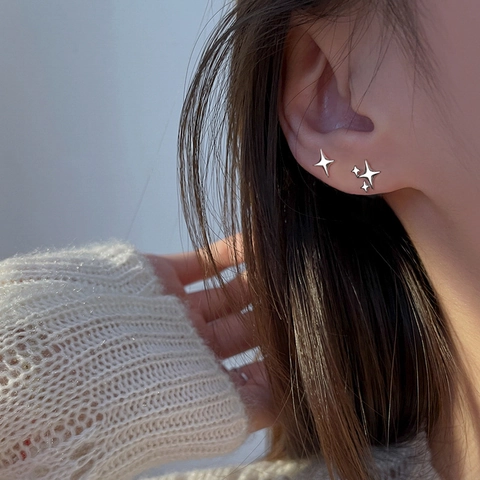 Orecchini a Bottone a Stella a Quattro Punte Asimmetrici per Donna Rame Galvanizzato Strass Gioielli alla Moda Eleganti