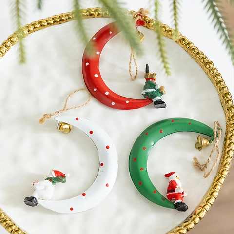 Ornamenti Appesi Luna Di Natale Con Campanello Ferro Figurine Babbo Natale Renna Pupazzo Di Neve Resina Decorazione