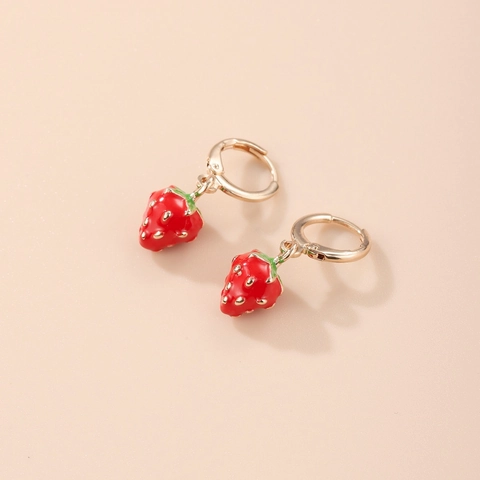 Simpatici Orecchini a Cerchio a Forma di Fragola Rossa Creativi in Lega di Rame Smaltati per Donna Gioielli Dolce Regalo di Moda