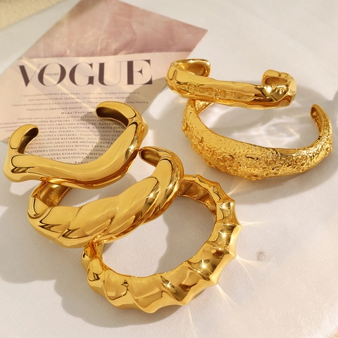 Bracciale Rigido Aperto in Acciaio Inossidabile Oro con Texture Lava Irregolare Donna Personalità alla Moda Gioielli