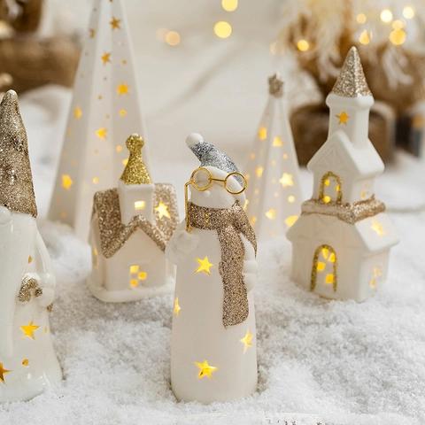 Decorazioni Di Natale In Ceramica Luminosa LED Tavolo Stella Cava Renna Pupazzo Di Neve Casa Bianco Oro Glitter Festoso