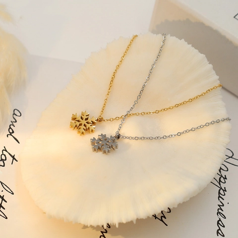 Collana con Pendente a Fiocco di Neve in Acciaio Inossidabile Placcato Oro 18K per Donna Elegante Catena da Clavicola Gioielli Regalo