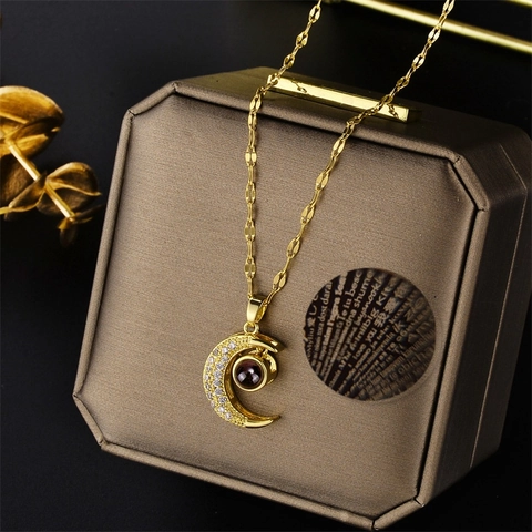 Collier Pendentif Projection de Lune en Acier Titane pour Femme Plaqué Or Strass Je T'aime en 100 Langues Bijoux