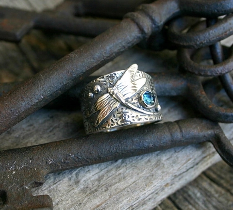 Vintage Brede Band Ring Legering Libel Reliëf Gehamerde Textuur Blauwe Strass Antiek Zilver Finish Boho Sieraden Dames