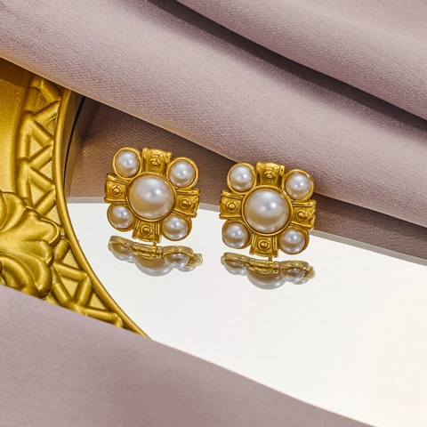 Orecchini a Bottone a Forma di Fiore in Acciaio Inossidabile Placcato Oro con Perle Artificiali Gioielli Eleganti per Donna