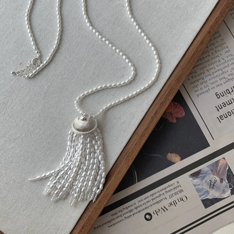 Elegante Collana Lunga Di Künstliche Perle Di Imitazione Con Nappa A Più Fili Cappuccio In Metallo Argentato In Lega Per Donna
