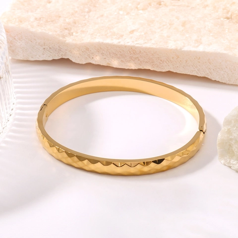 Geometrischer Facettierter Armreif 18K Vergoldeter Edelstahl Wellentextur Diamantschliff Minimalistischer Schmuck