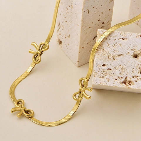 Collana in Stile Coreano in Acciaio al Titanio Placcato Oro con Fiocco e Perle Artificiali Catena a Serpente Piatta Girocollo Dolce per Donna