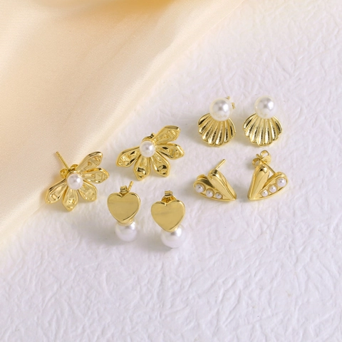 Pendientes De Botón Perlas Artificiales Imitación Corazón Flor Concha Cobre Chapado En Oro 18K Con Poste De Oro 14K Estilo Retro