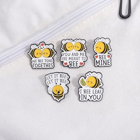 Set Spilla in Smalto Ape Cartone Animato Lega Divertenti Spille Gioco di Parole Inglese Gioielli Regalo Per Unisex Abbigliamento
