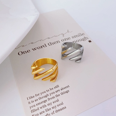 Geometrischer Hohler Wellenring Edelstahl 18K Vergoldet Minimalistischer Moderner Modeschmuck Accessoire Für Frauen