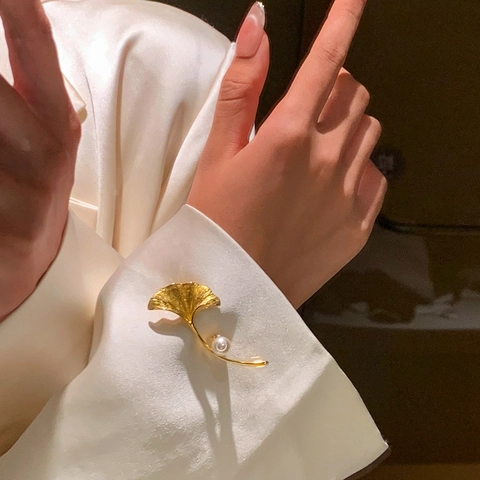 Broche Perla Artificial Hoja De Ginkgo Elegante Bañado En Oro Cobre Alfiler Para Mujeres Joyería Accesorio Moda