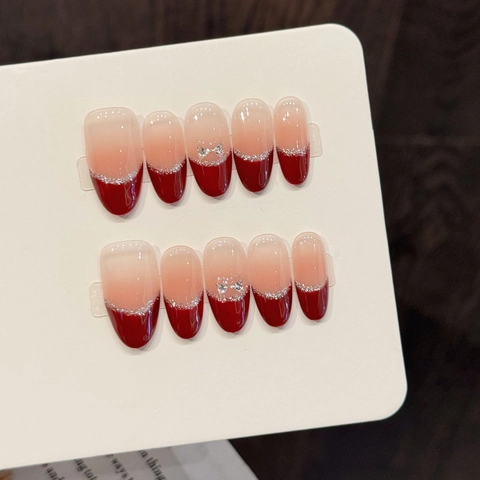 Handgefertigte Künstliche Nägel Weinrot French Mandel Lange Nägel Mit Silbernem Glitzer Und Schleifen Anhänger Damen