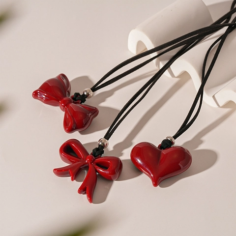 Vintage Rote Schleife Herz Anhänger Halskette Harz Legierung Glänzend Süßer Schmuck Für Frauen Mit Verstellbarer Schwarzer Kordel