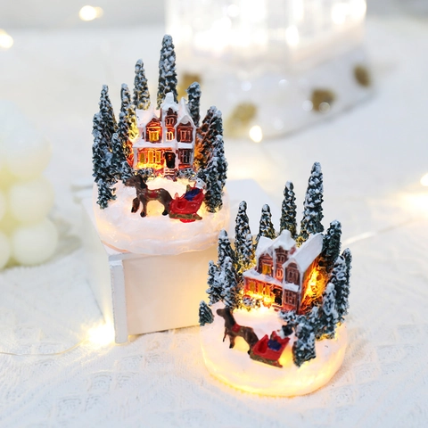 Casa Villaggio Di Natale Resina Ornamento Luminoso LED Scena Di Neve Paesaggio Miniatura Pini Slitta Decorazione Da Tavolo