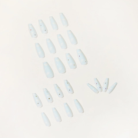 Unghie Finte Press On Nails Long Coffin Design Nuvole Blu Chiaro Con Strass Manicure Artificiale Elegante