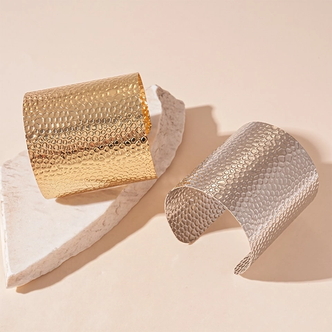 Brazalete Ancho Metal Textura Martillada Geometrico Arrugado Abierto Ajustable Joyeria Para Mujeres Moda Minimalista