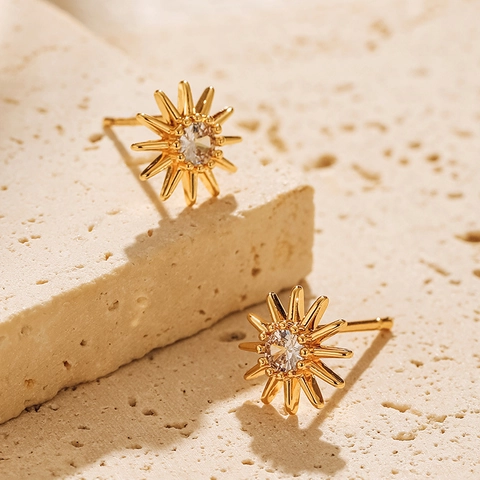 Elegantes Pendientes de Botón de Cobre Bañado en Oro 18K Circonia Girasol Estrella Pequeña Joyería de Moda para Mujer