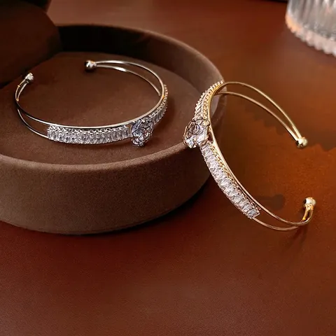 Elegante Bracciale Aperto Fiore Camelia Rame Con Zircone Taglio Baguette Gioiello Scintillante Regalo Per Donna