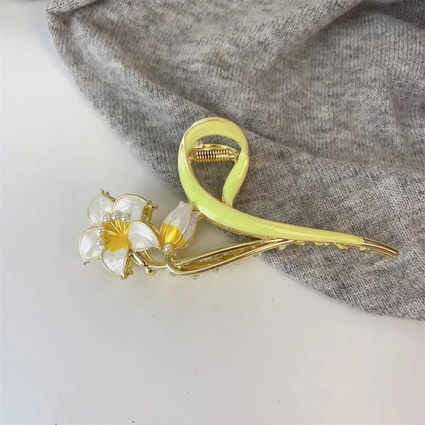 Elegant Flower Strawberry Hair Claw Clip Alloy Enamel Faux Artificial Pearl Shark Grip Accessory For Women Niche Design Style