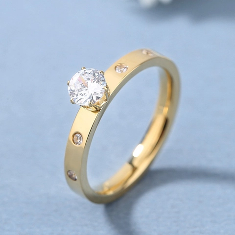 Anillo Elegante De Circonita De Corte Redondo Simple Geométrico De Acero Inoxidable Chapado En Oro De 18K Para Mujer