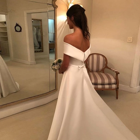 Elegantes Schulterfreies Satin Brautkleid Ärmellos Rückenknöpfe Schleife Hochzeitskleid Lange Schleppe Damen