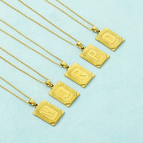 Collier Pendentif Lettre Initiale Carrée Acier Inoxydable Plaqué Or 18K Rétro Texture Rayon De Soleil Bijoux Femmes