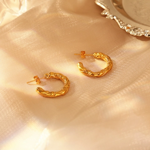 Western Retro Wrinkled C-Shape Hoop Earrings Titanium Steel Minimalist Lava Texture Gold Silver Electroplated Stud Earrings For Women