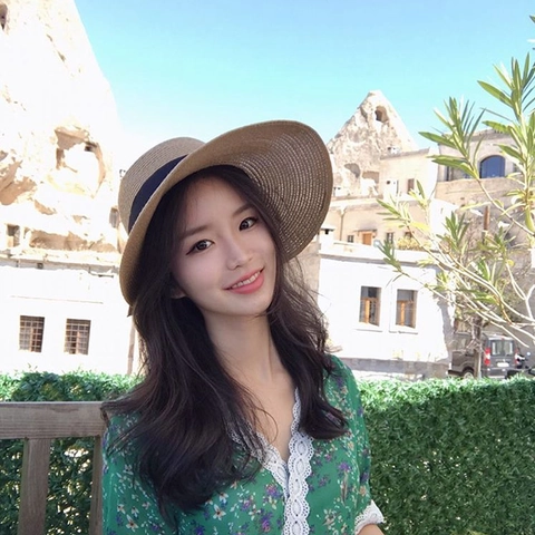 Women Wide Brim Straw Hat Paper Woven Sun Protection Beach Holiday Elegant Hepburn Style With Black Ribbon Bow